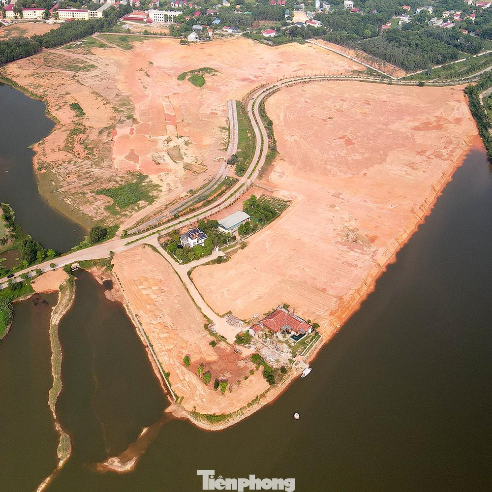 Bên cạnh đó, Công ty TNHH Đạt Tiến đã sử dụng vượt giới hạn đất được giao ở cả khu A và B trong dự án Khu du lịch sinh thái Đại Lải, về việc này Sở TN&amp;MT đã lập biên bản xử phạt vi phạm hành chính.