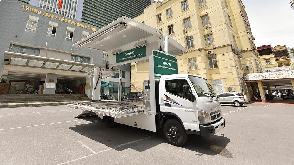 Sở Y tế Hà Nội phối hợp với Trung tâm Kiểm soát bệnh tật thành phố (CDC) Hà Nội vừa tiếp nhận 1 ô tô chuyên dụng tiêm chủng vắc xin COVID-19 lưu động.