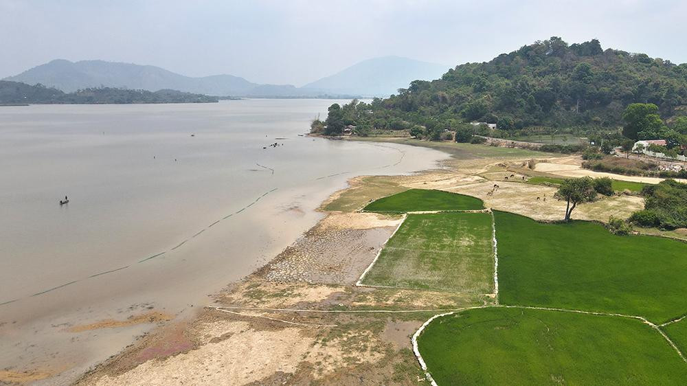 Hồ rộng khoảng 5km vuông. Xung quanh hồ được bao bọc bởi những dãy núi cao nên mặt nước hồ luôn phẳng lặng và có các cánh rừng nguyên sinh rộng lớn với hệ động thực vật phong phú.