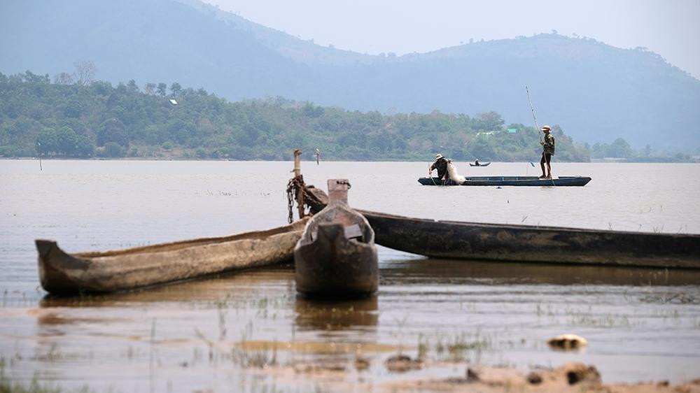 Tuy nhiên, thời gian gần đây, không nhiều người hứng thú với việc cưỡi voi, bởi chiến dịch kêu gọi bảo vệ động vật. Ngoài những hoạt động bên hồ Lắk, du khách có thể tham quan thác Buôn Bíp, dòng suối đá hoang sơ bên cạnh cánh đồng cà phê và lúa thơ mộng.