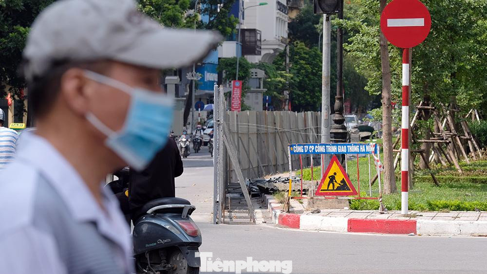 Sở GTVT yêu cầu nhà thầu chỉ được phép thi công vào ban đêm (từ 22h đến 5h) và từng đoạn để đảm bảo an toàn và tránh gây ùn tắc. Đồng thời, đơn vị phải bố trí biển báo, rào chắn, đèn cảnh báo ban đêm. Sở GTVT yêu cầu nhà thầu chỉ được phép thi công vào ban đêm (từ 22h đến 5h) và từng đoạn để đảm bảo an toàn và tránh gây ùn tắc. Đồng thời, đơn vị phải bố trí biển báo, rào chắn, đèn cảnh báo ban đêm.