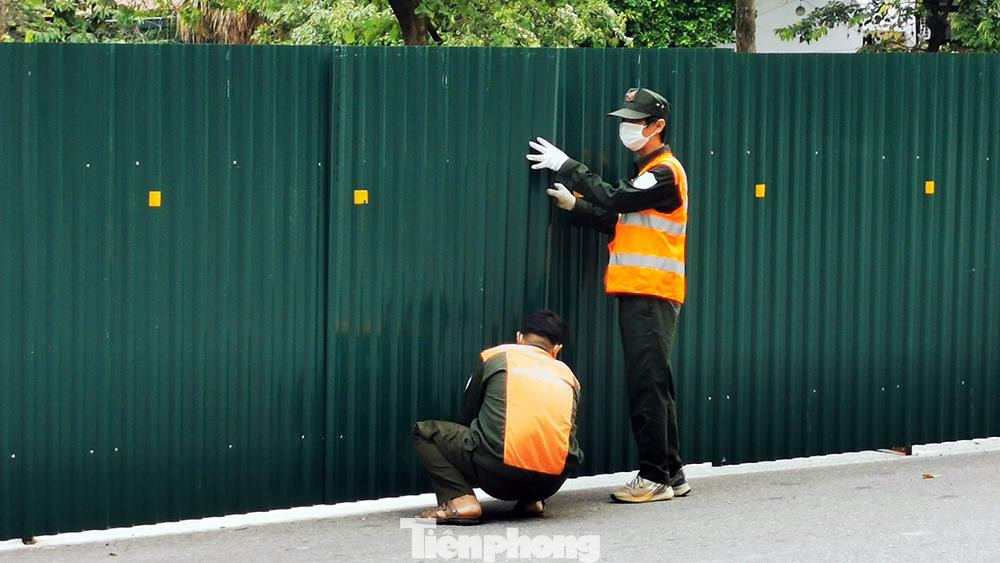 Hiện đơn vị thi công đang rào chắn và sẽ thu hẹp dải phân cách, mở rộng mặt đường Liễu Giai - Văn Cao với kích thước chiều dài 390 m, chiều rộng trung bình mỗi bên 6 m. Thời gian thi công từ tháng 7 đến tháng 10. Hiện đơn vị thi công đang rào chắn và sẽ thu hẹp dải phân cách, mở rộng mặt đường Liễu Giai - Văn Cao với kích thước chiều dài 390 m, chiều rộng trung bình mỗi bên 6 m. Thời gian thi công từ tháng 7 đến tháng 10.