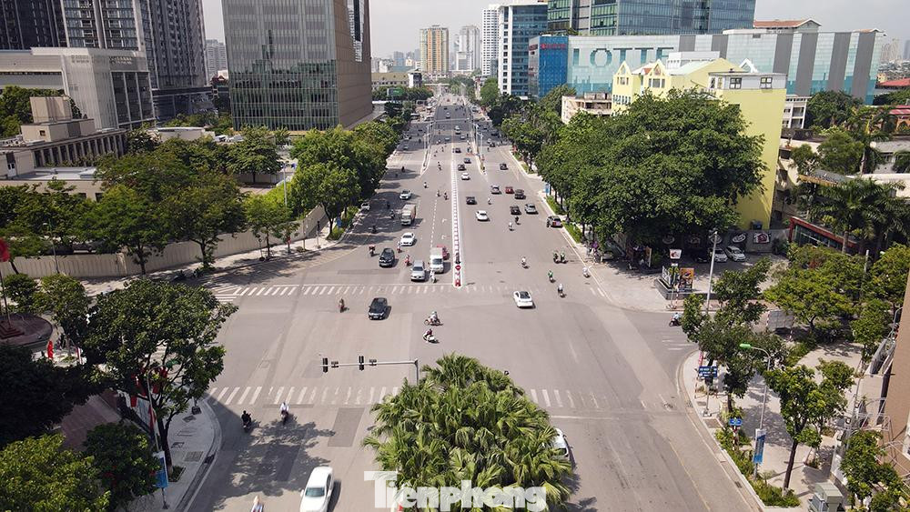 Sau khi thực hiện xây dựng cầu vượt Nguyễn Chí Thanh - Kim Mã, tuyến đường này đã phải cắt một đoạn dài giải phân cách. Sau khi thực hiện xây dựng cầu vượt Nguyễn Chí Thanh - Kim Mã, tuyến đường này đã phải cắt một đoạn dài giải phân cách.