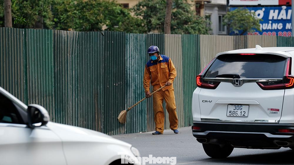 Quá trình thi công, nhà thầu sẽ rào chắn bằng hàng rào tôn với kích thước chiều dài 400 m, chiều cao 2 m. Trong thời gian thi công, Sở GTVT cấm ô tô dừng, đỗ trên đường Liễu Giai cả hai chiều. Các phương tiện giao thông đường bộ lưu thông bình thường trên hai chiều đường Liễu Giai - Văn Cao. Quá trình thi công, nhà thầu sẽ rào chắn bằng hàng rào tôn với kích thước chiều dài 400 m, chiều cao 2 m. Trong thời gian thi công, Sở GTVT cấm ô tô dừng, đỗ trên đường Liễu Giai cả hai chiều. Các phương tiện giao thông đường bộ lưu thông bình thường trên hai chiều đường Liễu Giai - Văn Cao.