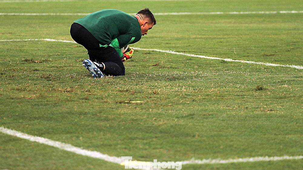 Hơn nữa, ở khu vực 2 bên cầu môn, mặt cỏ bị cày xới nhiều khiến bề mặt sân trở nên gồ ghề, biến dạng.