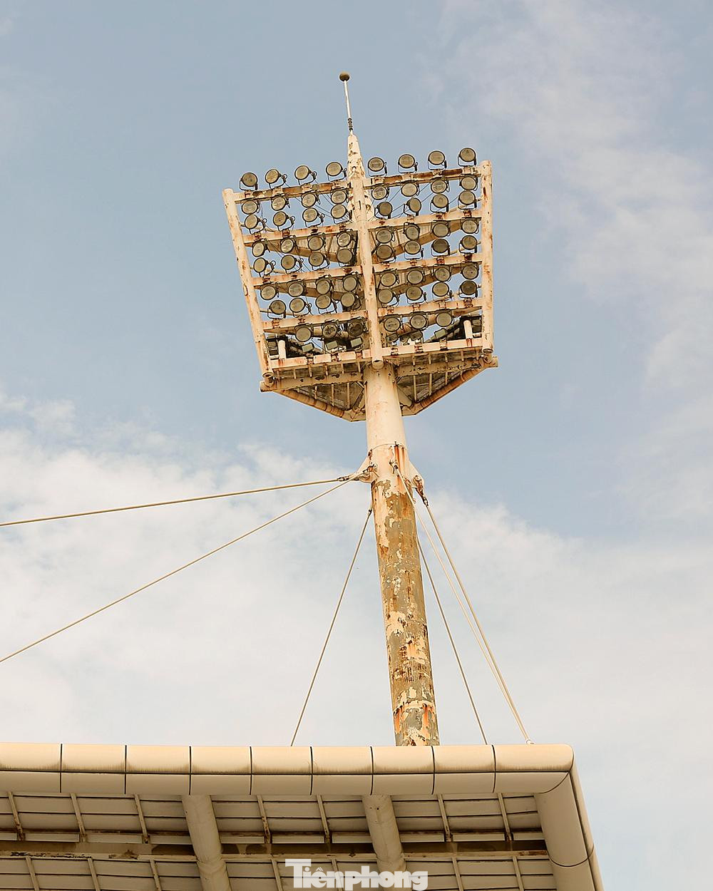 Cột đèn chiếu sáng rỉ sét, bong tróc sơn xuống cấp nghiêm trọng.