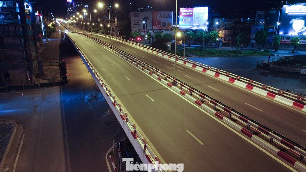 Chính quyền yêu cầu mọi người dân ở tại nhà, chỉ ra ngoài trong trường hợp thật sự cần thiết, như: Mua lương thực, thực phẩm, thuốc men, cấp cứu, khám chữa bệnh, tiêm chủng và các trường hợp khẩn cấp khác; đi công tác công vụ, làm việc tại cơ quan, công sở, làm việc tại nhà máy, cơ sở sản xuất, cơ sở kinh doanh dịch vụ, hàng hóa thiết yếu được phép hoạt động.