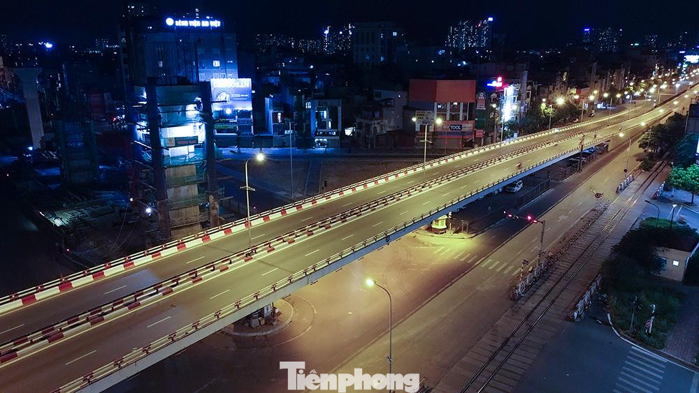 Theo Chỉ thị 17 của Chủ tịch UBND Hà Nội, toàn thành phố cách ly xã hội trong 15 ngày với nguyên tắc gia đình cách ly với gia đình; khu phố cách ly với khu phố; thôn bản cách ly với thôn bản; xã, phường cách ly với xã, phường; quận, huyện cách ly với quận, huyện; thành phố cách ly với tỉnh.