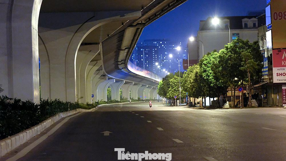 Không còn những dòng người lướt vội, phố đêm Hà Nội ở giai đoạn cách ly xã hội, hoàn toàn tĩnh lặng.