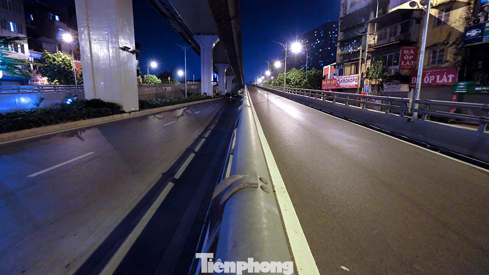 Lối lên đường trên cao của đường Vành đai 2 (đoạn đường Trường Chinh) không một bóng phương tiện qua lại.