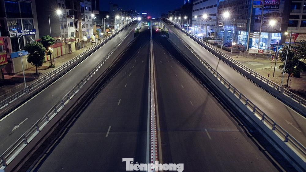 Chỉ những điểm bán thực phẩm thiết yếu còn sáng đèn. Hàng loạt các cửa hàng đóng cửa, tuân thủ yêu cầu giãn cách xã hội.