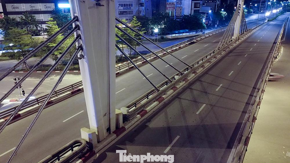 Khu vực cầu vượt Ngã Tư Sở ngày thường là điểm đen giao thông, luôn trong tình trạng tắc nghẽn phương tiện, nay khoác lên mình vẻ tĩnh mịch.