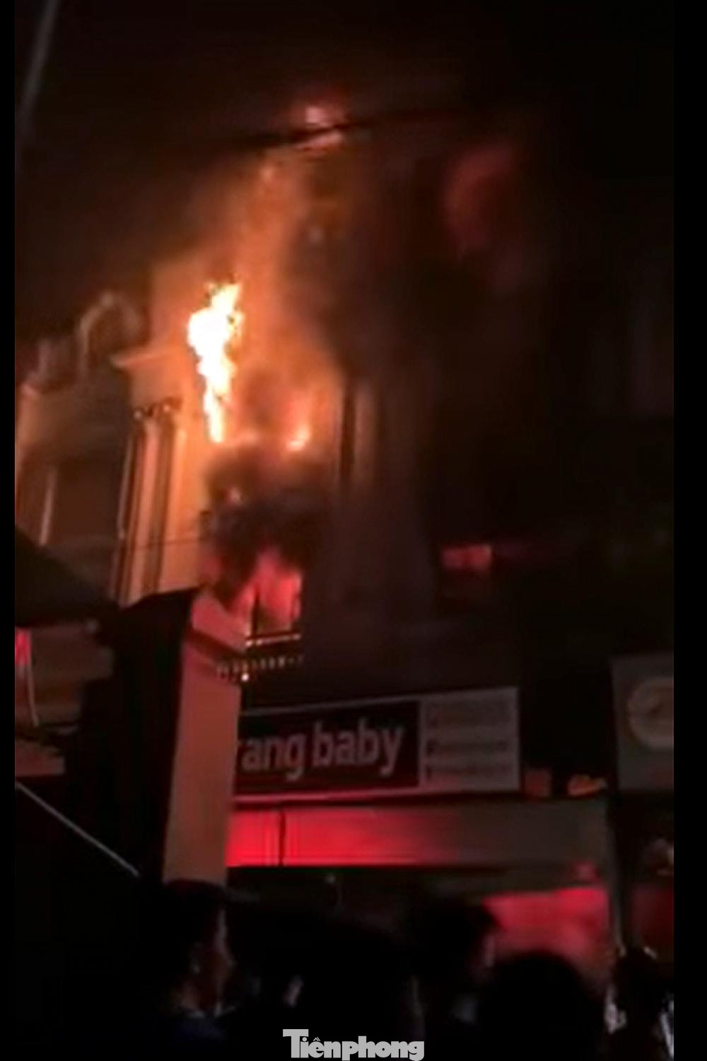 Theo những người dân xung quanh thì ngôi nhà có cửa hàng quần áo bị cháy là một đầu buôn quần áo trẻ cao cấp và ước tính thiệt hại lên đến hàng chục tỷ đồng.