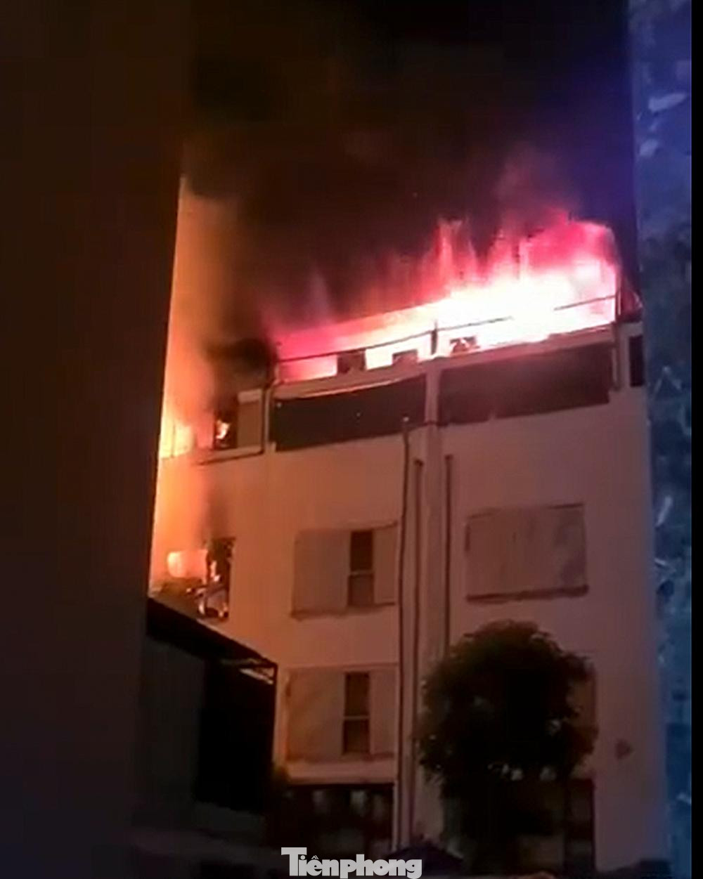 Trong khi một người phụ nữ khác cũng là nhân chứng vụ hỏa hoạn cho biết nguyên nhân ban đầu được đồn đoán là do chập điện. “Cả dãy nhà liền kề trong khu vực đó đều bán quần áo, khi đám cháy bốc lên thì các nhà bên cạnh hốt hoảng di chuyển hàng hóa ra khỏi nhà để tránh trường hợp lửa bắt sang. May mắn là ngọn lửa không cháy lan sang và không có thiệt hại về người”, chị này cho biết.