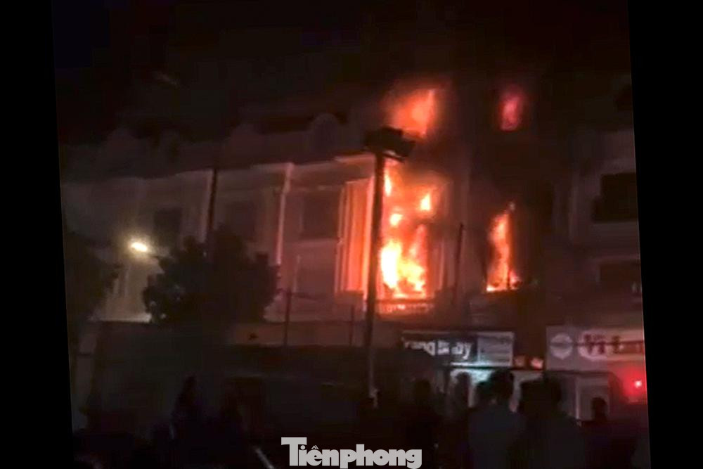 “Ngôi nhà xảy ra cháy mở cửa hàng quần áo, nhà cao 4 tầng có tum. Lửa bốc lên cao và nhanh lắm, cháy lên tận tầng 4”, anh Tài thông tin.