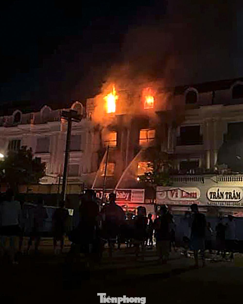 Mới đây, trên mạng xã hội liên tục lan truyền nhiều bức ảnh, video ghi lại cảnh một ngôi nhà đang bị ngọn lửa lớn bao phủ.