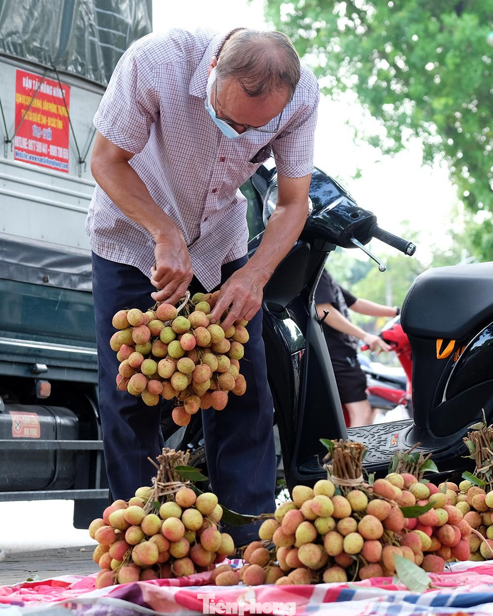 Việc thu mua, vận chuyển vải được thực hiện theo đúng quy định chống dịch COVID-19. Xe vận chuyển nông sản được phun khử khuẩn chặt chẽ theo quy định để bảo đảm sức khỏe người tiêu dùng và phòng, chống dịch.