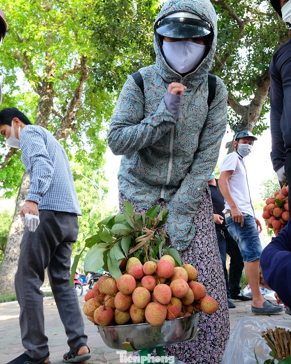 Để hạn chế tụ tập đông người, đảm bảo an toàn mùa dịch, nhóm bán hàng cho biết họ có nhận các đơn đặt hàng qua mạng.