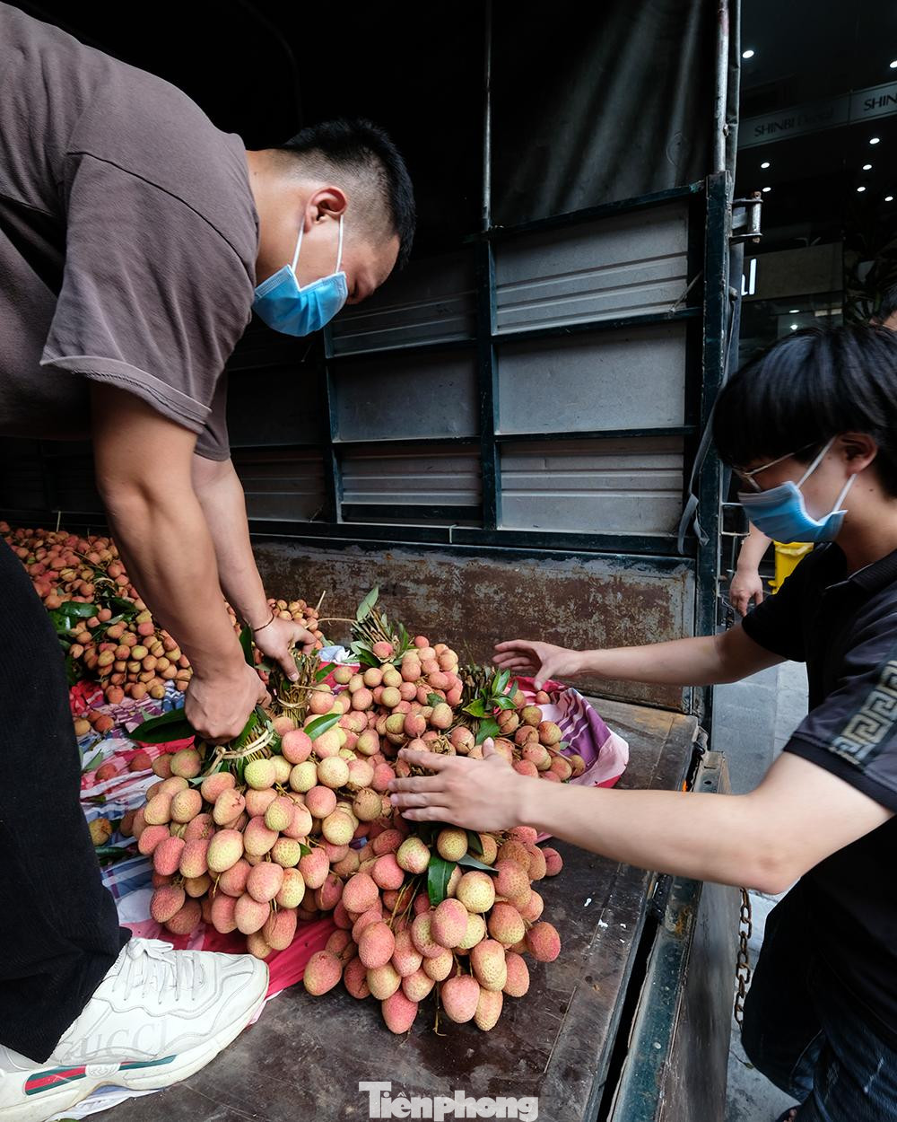 Kịch bản 2, dịch bệnh diễn biến phức tạp, tuy nhiên vẫn trong tầm kiểm soát. Theo kịch bản này, mục tiêu tiêu thụ 70% sản lượng vải trong nước, khoảng 130.000 tấn; 30% xuất khẩu khoảng 50.000 tấn.
