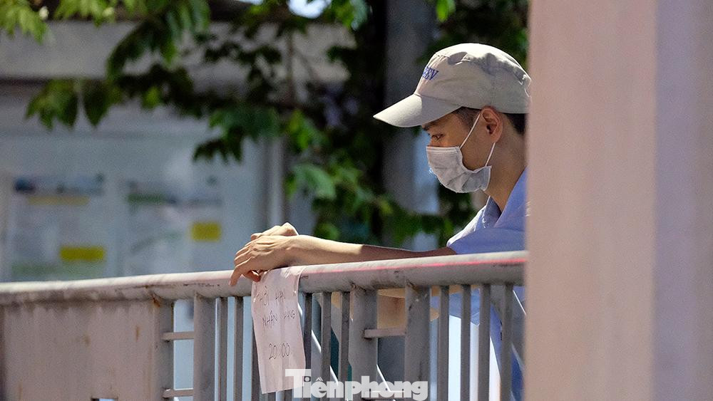 Ngay trong tối 5/7, TTYT huyện Đông Anh phối hợp đội cơ động của CDC Hà Nội tổ chức lấy mẫu xét nghiệm Covid-19 cho 1.500 công nhân Công ty SEI. Những công nhân này sẽ ở lại công ty cho đến khi có kết quả xét nghiệm.