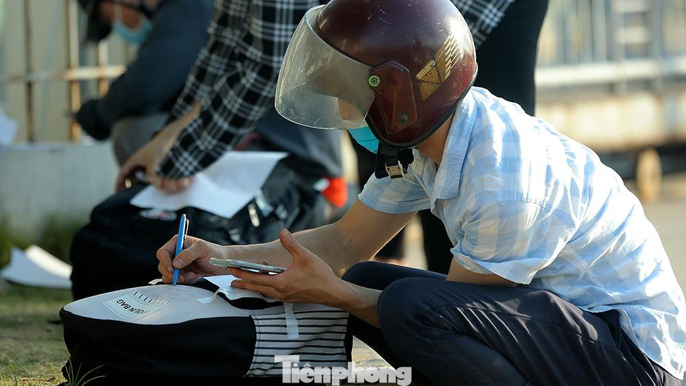 Nhu yếu phẩm tiếp tế phải được ghi rõ họ tên, số điện thoại người nhận, sau đó được tập kết vào một khu vực quy định. Lực lượng chức năng sẽ tiến hành phun khử khuẩn, sau đó sẽ hỗ trợ vận chuyển đến tay từng công nhân.