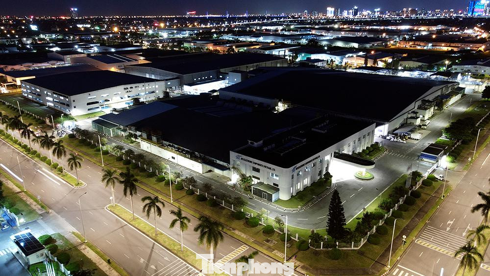 Phó Giám đốc CDC Hà Nội cho biết qua xét nghiệm sàng lọc tại khu công nghiệp Thăng Long, đơn vị phát hiện 10 mẫu dương tính SARS-CoV-2, đều ở Công ty SEI - hiện còn chờ kết quả xét nghiệm khẳng định.