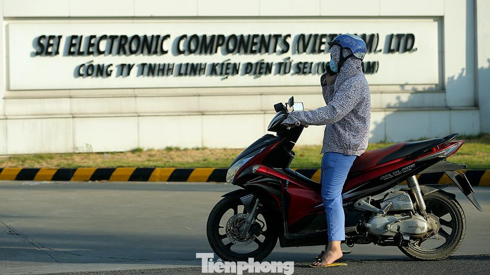 Rất đông người đã dừng trước khu vực cổng vào để chờ chuyển đồ dùng sinh hoạt cá nhân cho hàng nghìn công nhân tại đây.