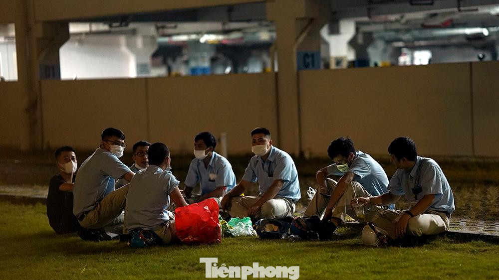 CDC đã xác định có 36 F1 liên quan nam bảo vệ trên, đã được đưa đi cách ly. Ngay trong tối 5/7, TTYT huyện Đông Anh phối hợp đội cơ động của CDC Hà Nội tổ chức lấy mẫu xét nghiệm COVID-19 cho hơn 1.500 công nhân Công ty SEI. Những công nhân này sẽ ở lại công ty cho đến khi có kết quả xét nghiệm.