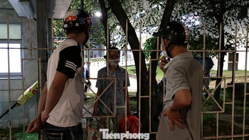 Ngày 26/6, anh H đi xe máy về quê tại xã Việt Lập (huyện Tân Yên, tỉnh Bắc Giang), có tiếp xúc với anh trai và hai con của anh trai. Ngày 4/7, 3 người này đã nhận được kết quả dương tính và đang điều trị tại Bệnh viện dã chiến Quế Nham (tỉnh Bắc Giang).