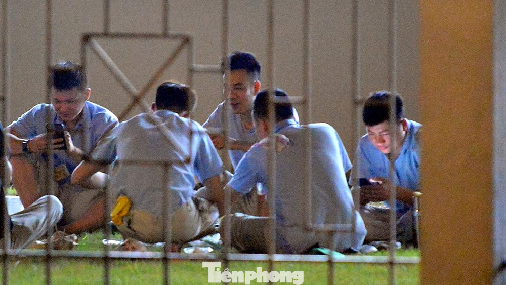 Tuy nhiên, nhiều công nhân ngồi buôn chuyện không đeo khẩu trang phòng dịch.