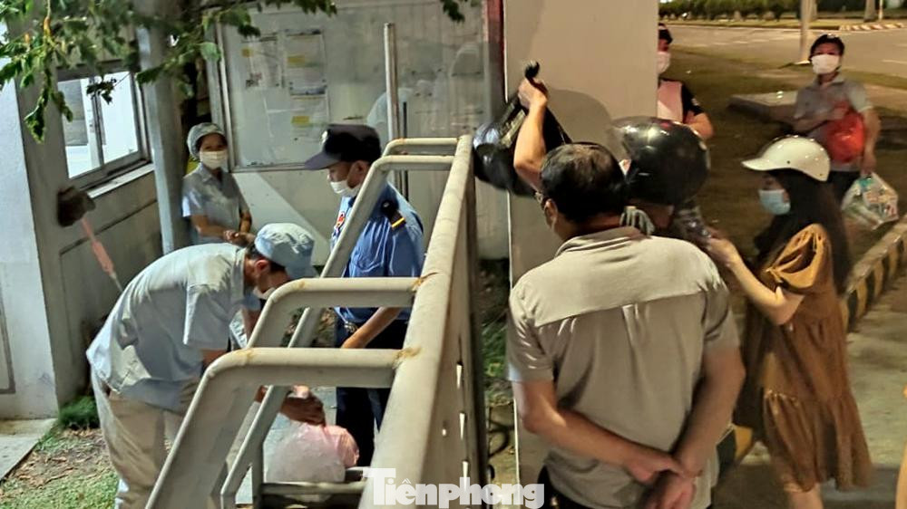 Theo ghi nhận của phóng viên, thời điểm khoảng 22h00 ngày 5/7, Công ty SEI đã bị phong toả tạm thời, &quot;cửa đóng then cài&quot;. Một số người khi nghe tin đã vội vã gửi đồ cho người thân của mình ngay trong đêm 5/7.