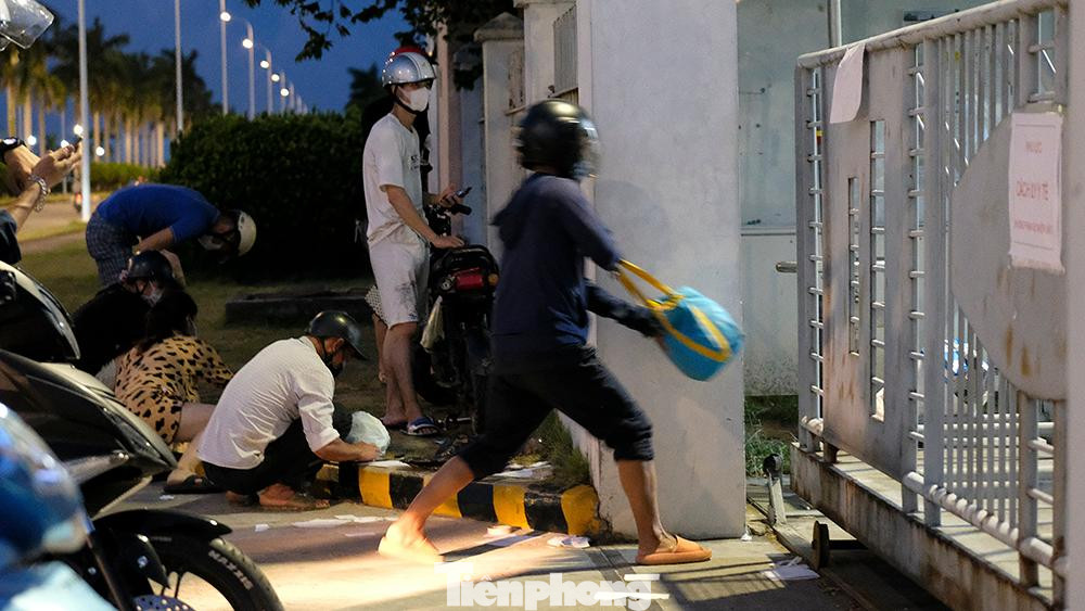 Khu vực trước cổng công ty tạm thời dán thông báo khu vực cách ly y tế. Người ngoài không được vào trong.