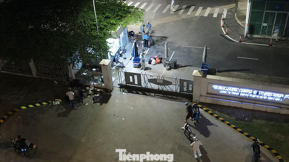 Đêm 5/7, lực lượng chức năng xuyên đêm xét nghiệm cho 1.500 công nhân của Công ty SEI, thuộc Khu công nghiệp Thăng Long, nơi nam bảo vệ dương tính SARS-CoV-2 làm việc.