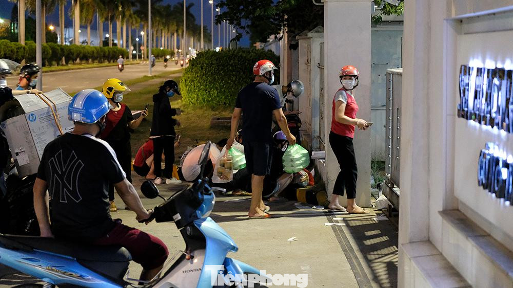 Những người tới tiếp tế nhu yếu phẩm cho công nhân được nhắc nhở đeo khẩu trang, tuân thủ giãn cách.