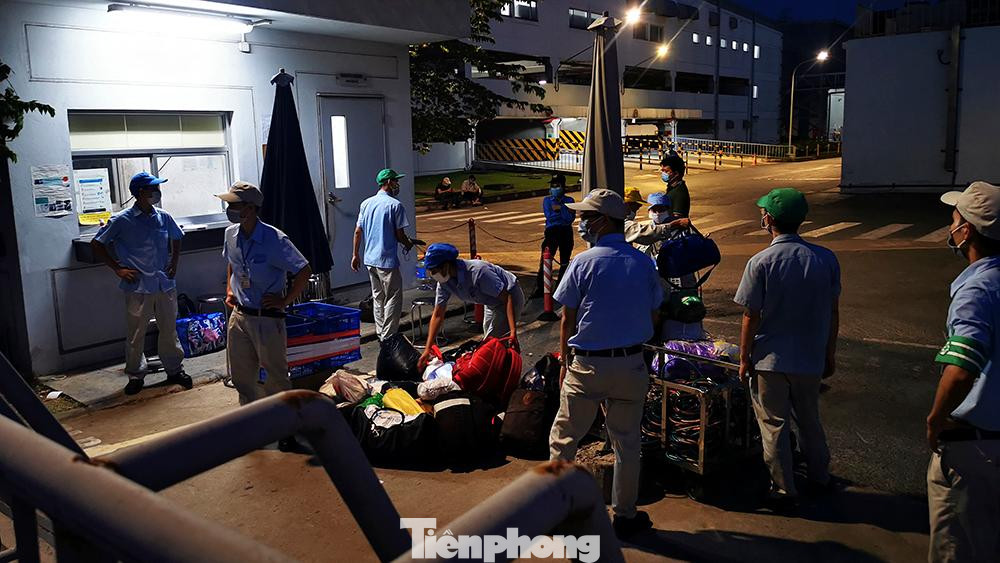 Chiều tối ngày 6/7, rất đông người đã có mặt tại cổng Công ty SEI khu Công nghiệp Thăng Long, huyện Đông Anh, Hà Nội để tiếp tế cho người thân là công nhân tại khu công nghiệp này.