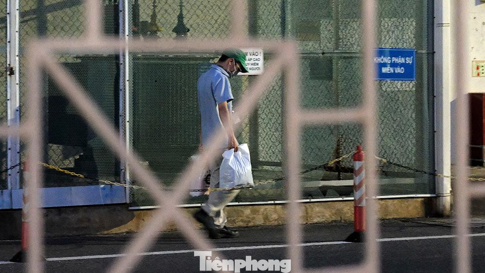 Hiện còn 2.000 mẫu chưa được lấy, công nhân ở rải rác ở nhiều nơi. Đại diện CDC Hà Nội yêu cầu công ty thông báo với nhân viên thực hiện các quy định phòng dịch.