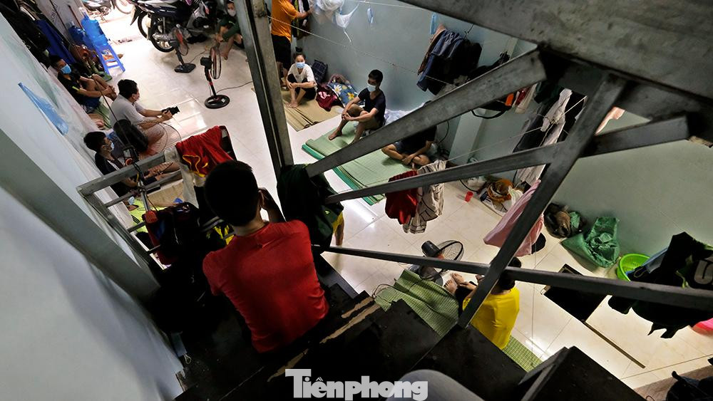 24/24 giờ, cuộc sống của cả 22 con người bó hẹp trong căn phòng chật hẹp này.