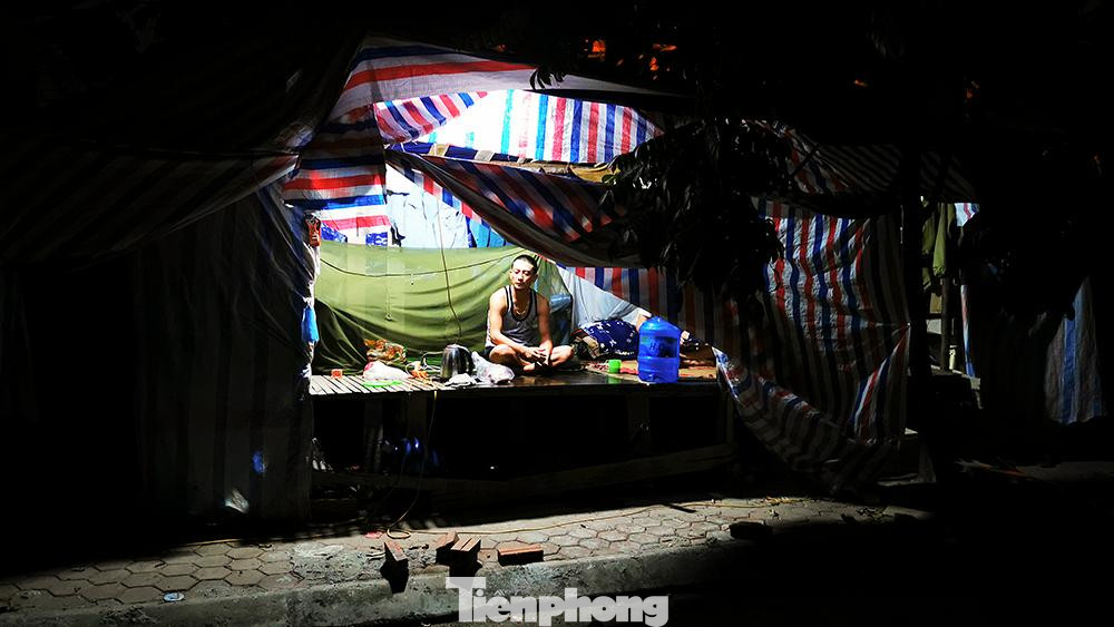 Hiện tại, những người lao động tự do đều gắng gượng bằng tài sản tích lũy ít ỏi của mình.