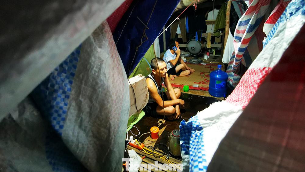 Tại La Dương (phường Dương Nội, quận Hà Đông), không chỉ có nhóm công nhân xây dựng trên mà còn nhiều nhóm công nhân xây dựng khác cũng ở chung hoàn cảnh.