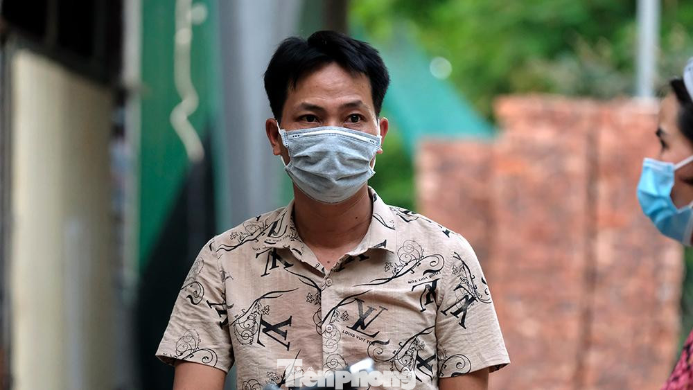 Trong những ngày dịch bệnh và giãn cách xã hội, thật khó để biết ai là chủ thầu, ai là công nhân xây dựng. Bởi lẽ, với chủ thầu, cuộc sống mưu sinh cũng không khả quan hơn. Anh Nguyễn Ngọc Tuân, chủ thầu xây dựng (quê Thái Bình).