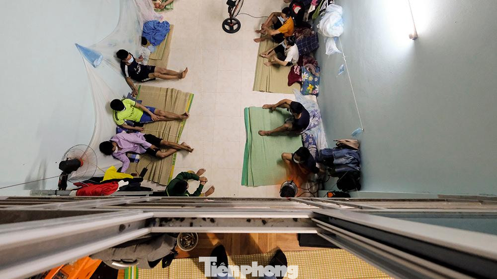 Kể từ sau khi Hà Nội áp dụng các biện pháp giãn cách xã hội, công trường xây dựng buộc phải tạm dừng thi công, giao thông qua các cửa ngõ được kiểm soát chặt chẽ, về quê thì không được, ở lại thì không có việc làm, một nhóm 22 công nhân vô tình "mắc kẹt” trong phòng trọ rộng chưa tới 20m2.