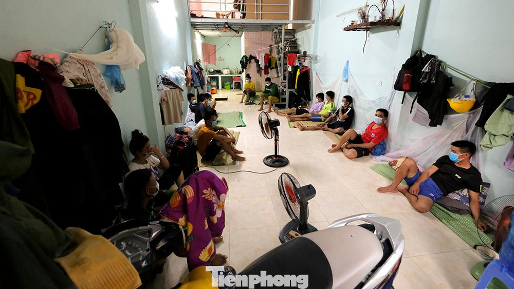 Thật khó tin nhưng đây là nơi ở của 22 người. Họ chủ yếu là những công nhân xây dựng bị kẹt lại tại Thủ đô trong bối cảnh dịch COVID-19 bùng phát.