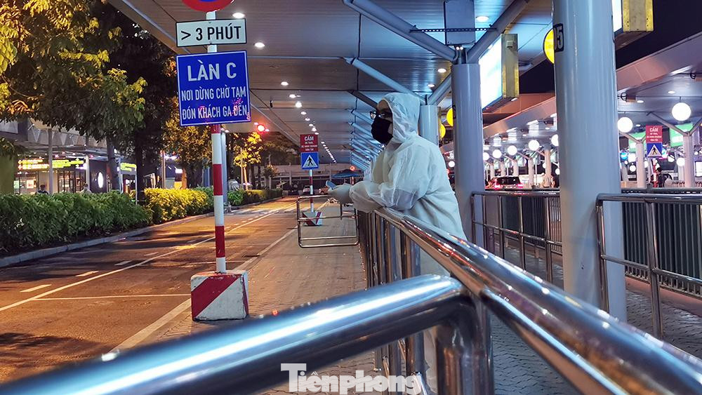 Trước đó, sau khi Cục Hàng không Việt Nam có thông báo hỏa tốc về việc tạm dừng nhập cảnh hành khách từ ngày 27/5 đến hết ngày 4/6, sân ga cảng hàng không quốc tế Tân Sơn Nhất trở nên vắng lặng, đìu hiu chưa từng có.