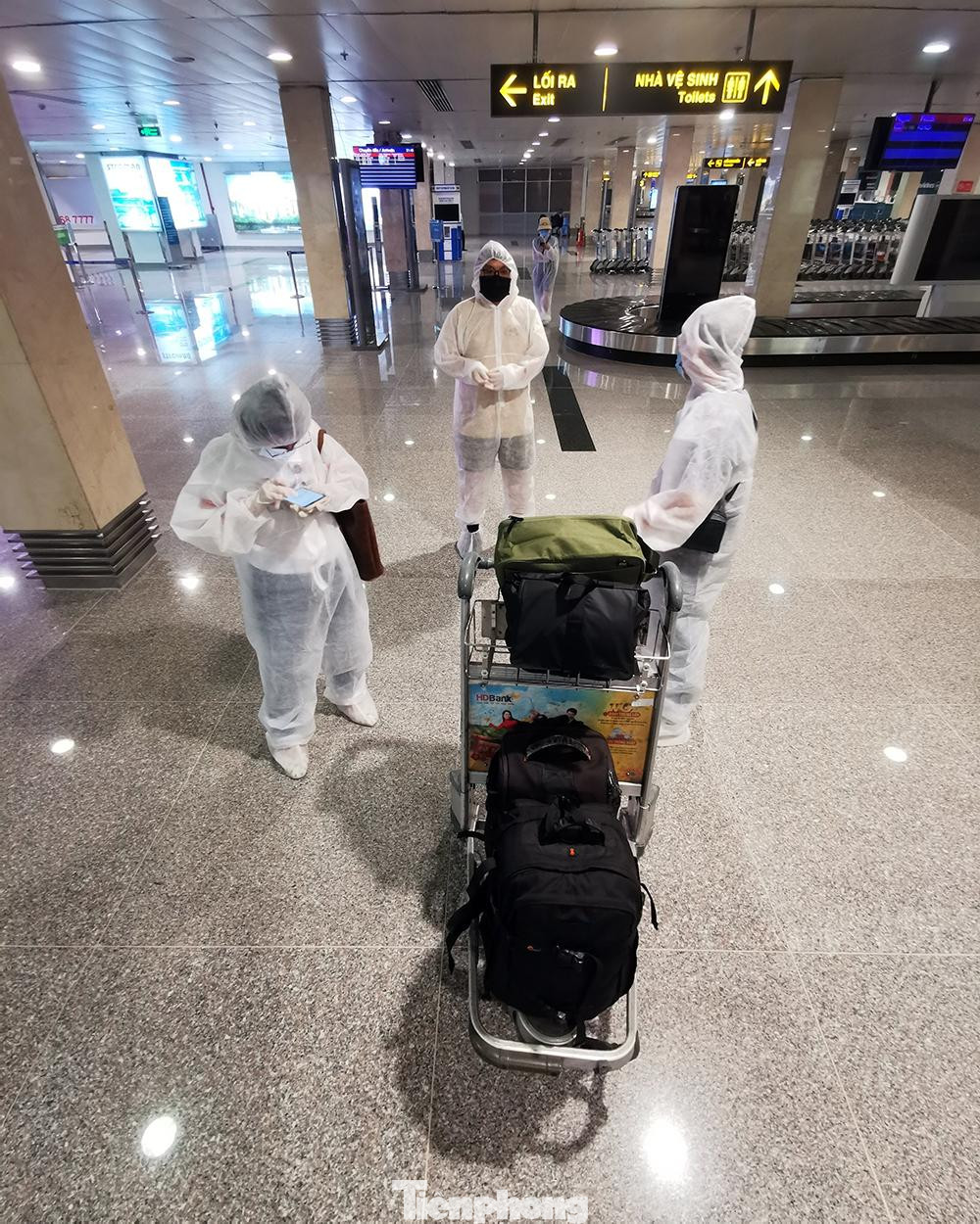 Thường chỉ có những hành khách bắt buộc phải di chuyển vì công việc thật sự cần thiết mới xuất hiện tại sân bay, diễn biến dịch ngày càng phức tạp khiến tình trạng hủy vé diễn ra phổ biến trong vài ngày gần đây.