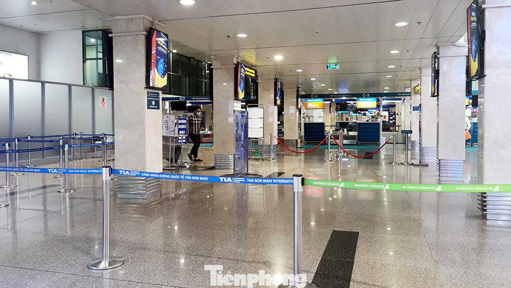 Khung cảnh đìu hiu ở sân bay Nội Bài sau nửa ngày TPHCM thực hiện giãn cách xã hội theo Chỉ thị 15.