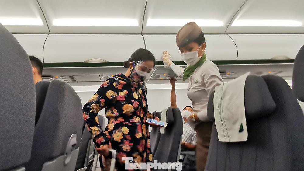 Nhiều người đeo kính chắn giọt bắn kể cả khi đã ở trên máy bay.