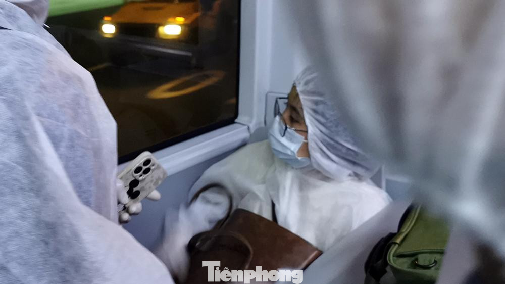 Hành khách mặc bộ đồ bảo hộ kín mít khi đi máy bay đề để phòng dịch bệnh.