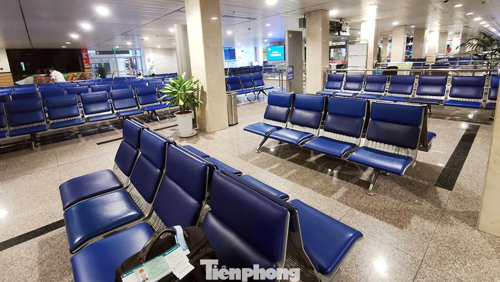 Khu vực phòng chờ im lìm vắng vẻ.