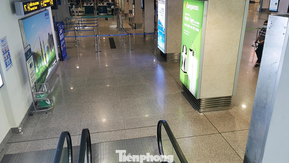 Đặc biệt, theo ghi nhận của phóng viên vào sáng nay (31/5), những khu vực check-in, ghế chờ, cổng an ninh tại sân bay Tân Sơn Nhất đều vắng bóng người qua lại.