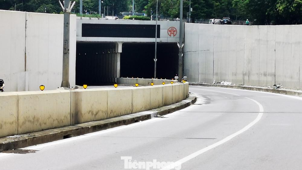 Lý do hầm Kim Liên khai thác từ năm 2009, đến nay tình trạng nước mặt thẩm thấu qua các khe co giãn và vết nứt thành đáy hầm bê tông cốt thép gia tăng theo thời gian làm hỏng kết cấu mặt đường bê tông nhựa, tiềm ẩn nguy cơ gây mất an toàn giao thông cho xe qua hầm.